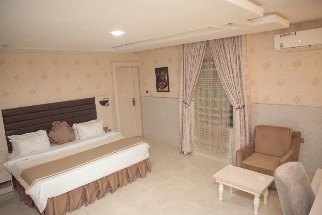 Candellux Imperial Hotel and suites