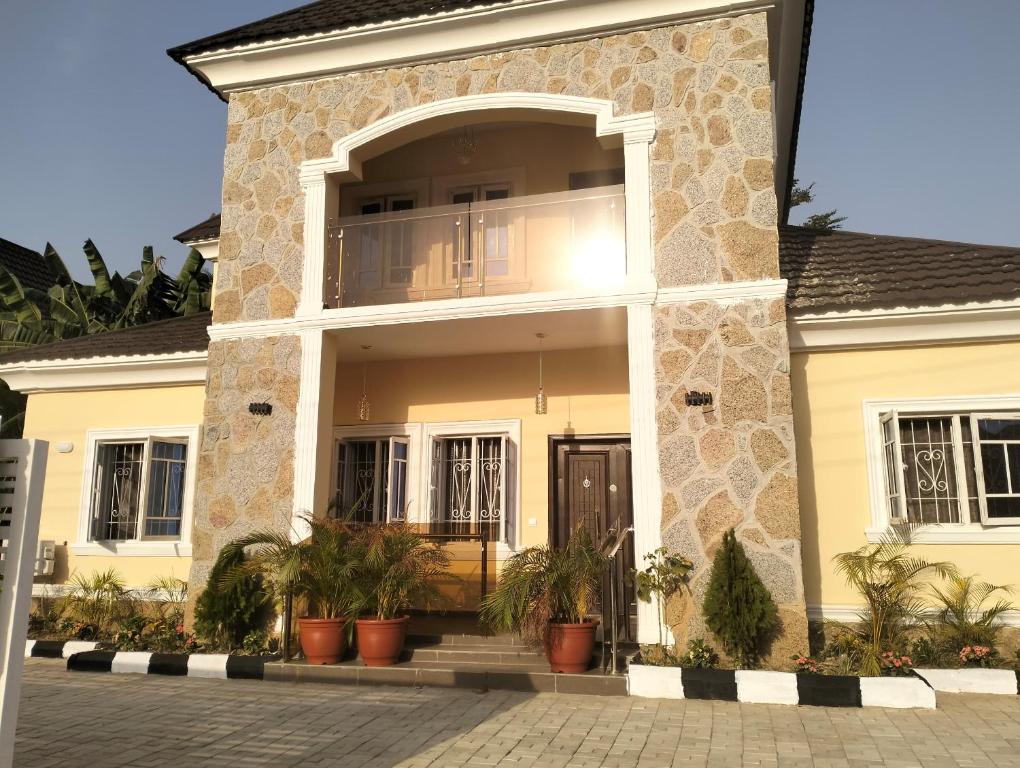 DAZZLE HOTEL AND APARTMENT