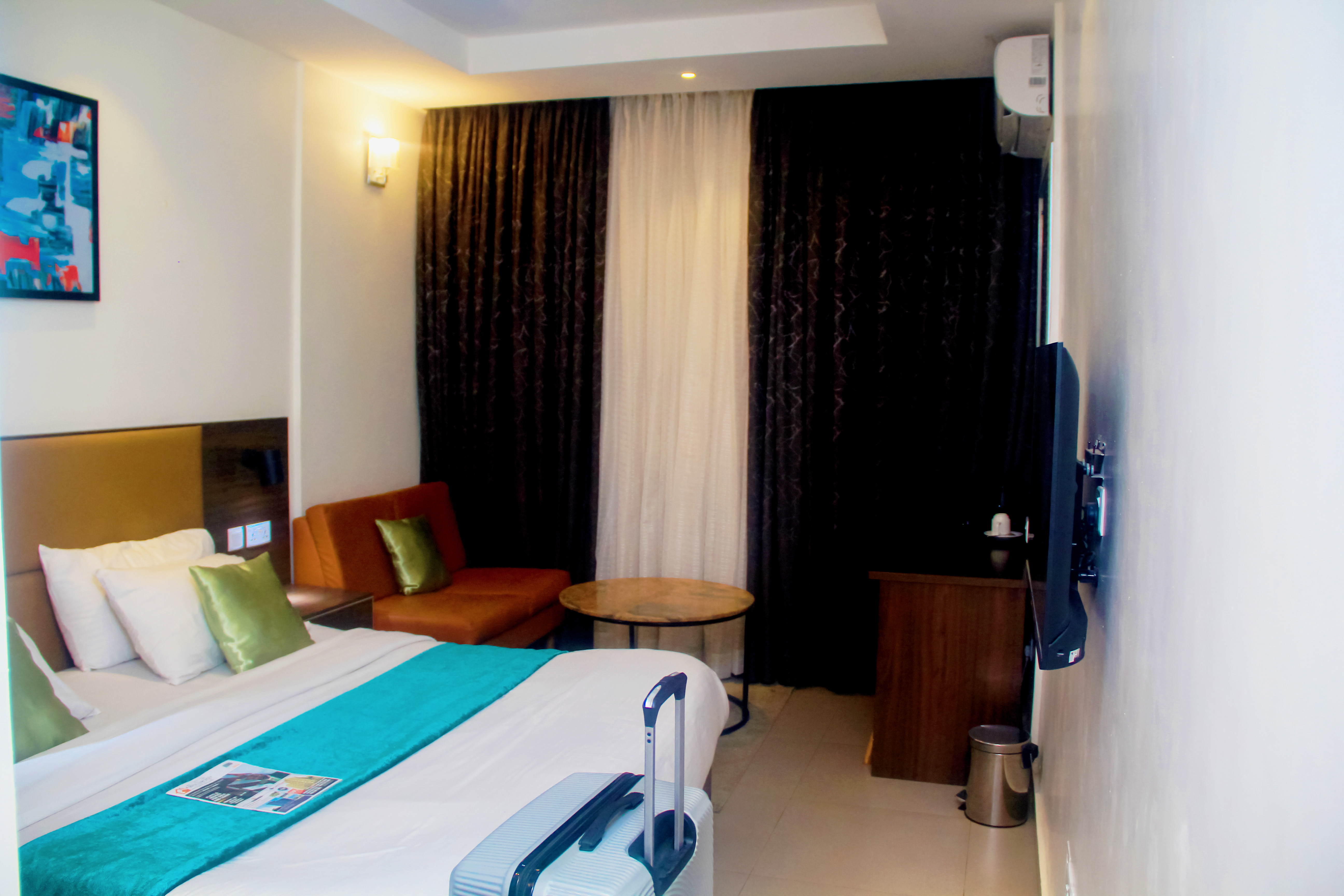 Five Clover Inn, Abijo