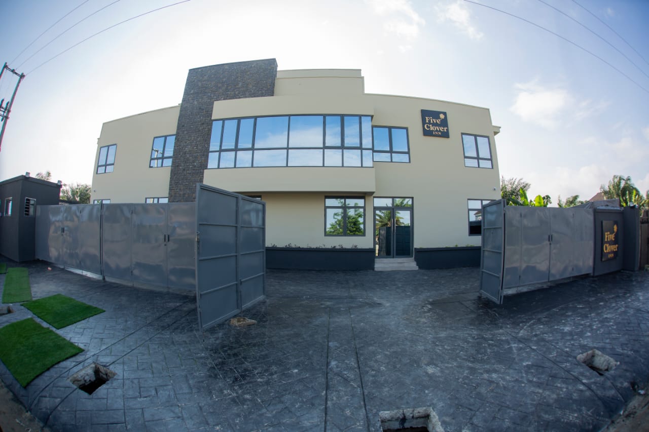 Five Clover Inn, Abijo