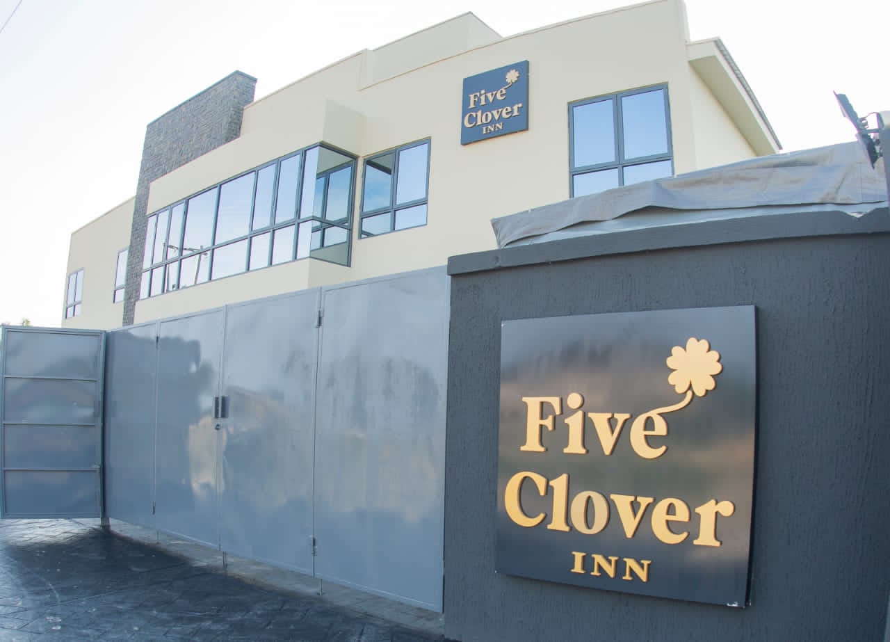 Five Clover Inn, Abijo