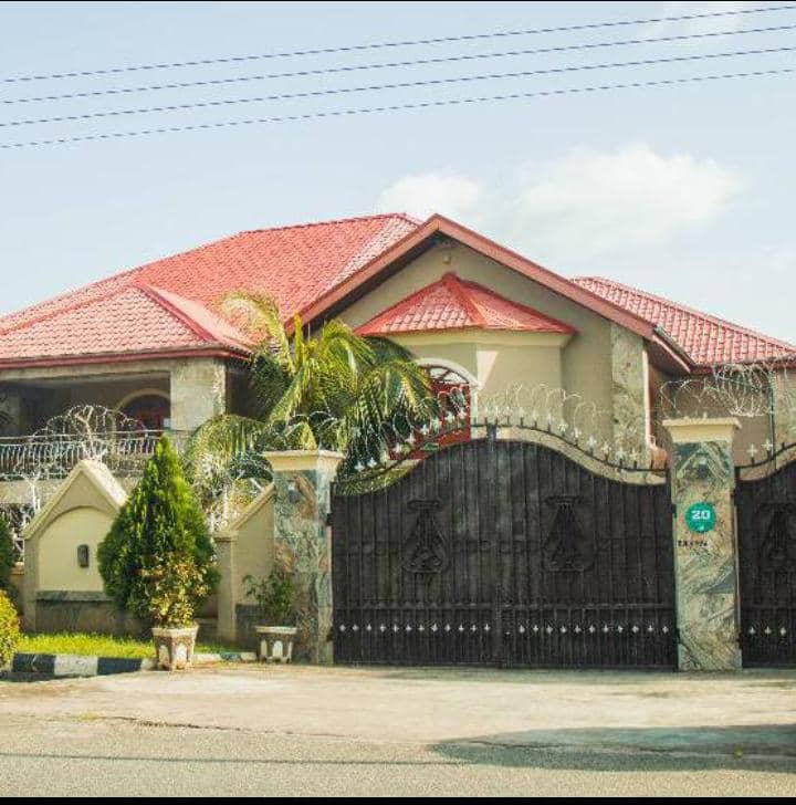 J's Place Hotel and Suite