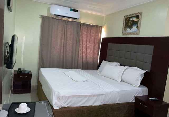 Lis Hotel And Suites