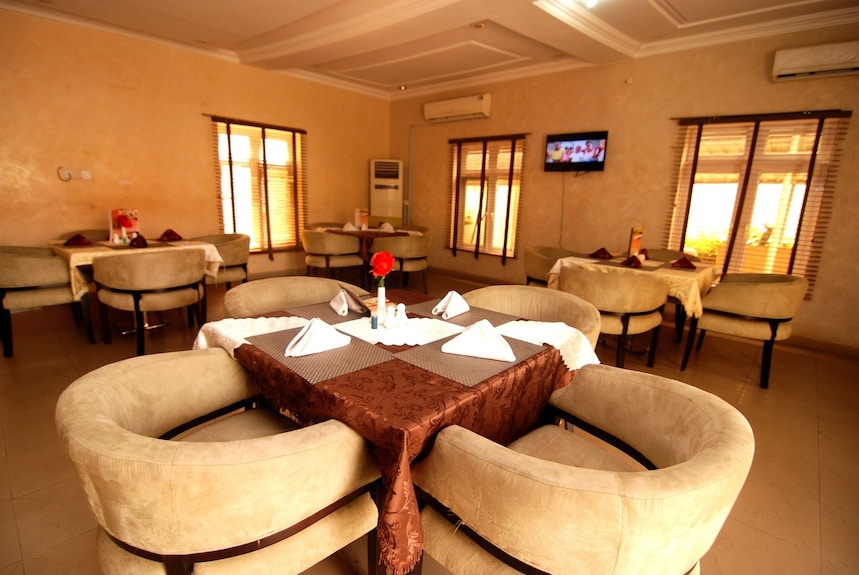 PINE CREST EXCLUSIVE HOTEL & SUITE