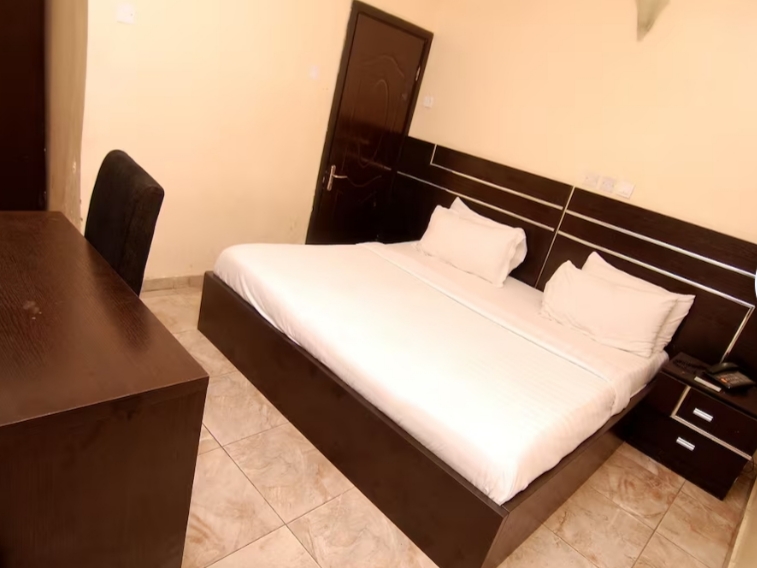 PINE CREST EXCLUSIVE HOTEL & SUITE