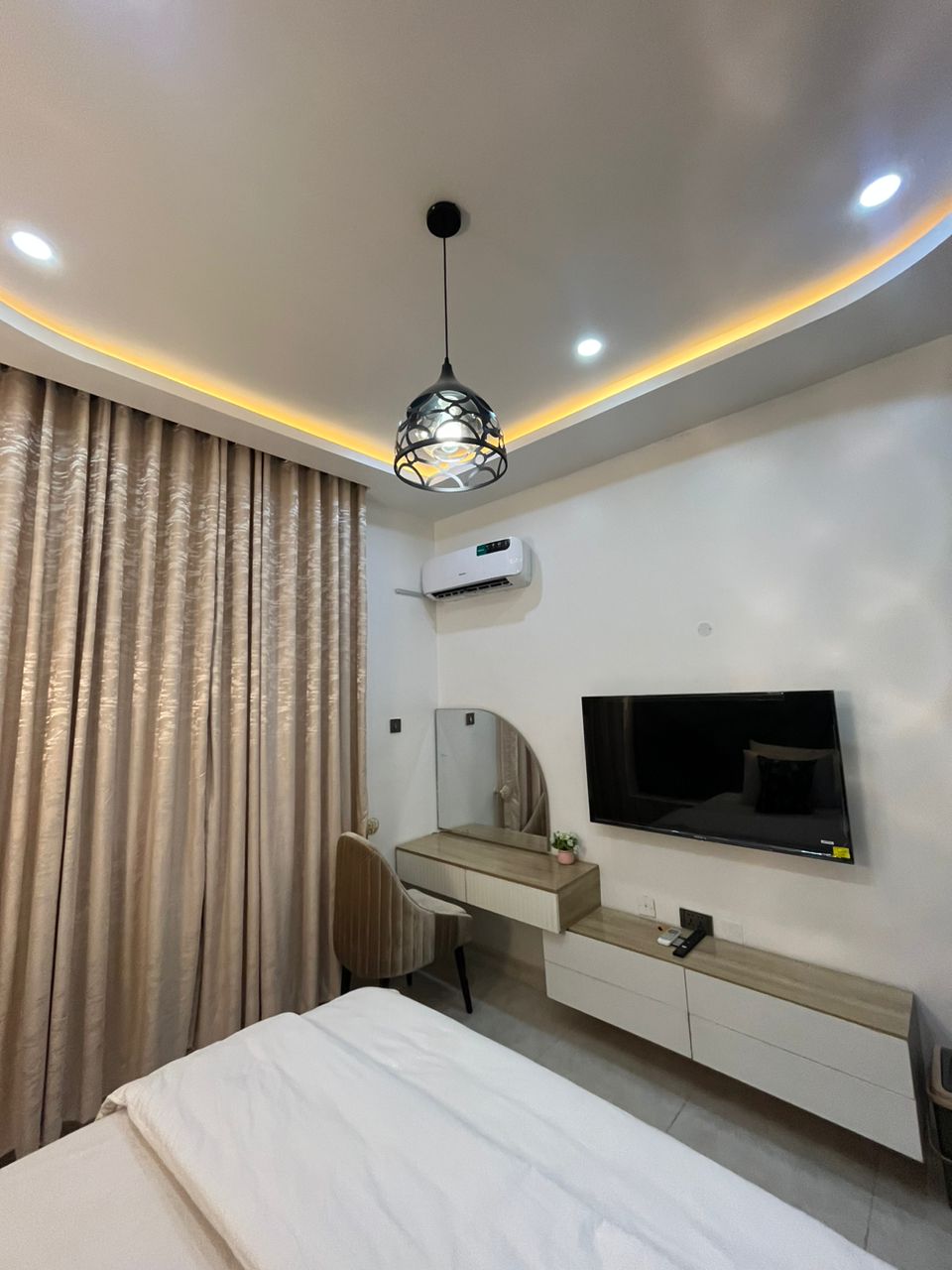 Porshe Apartment, Jahi