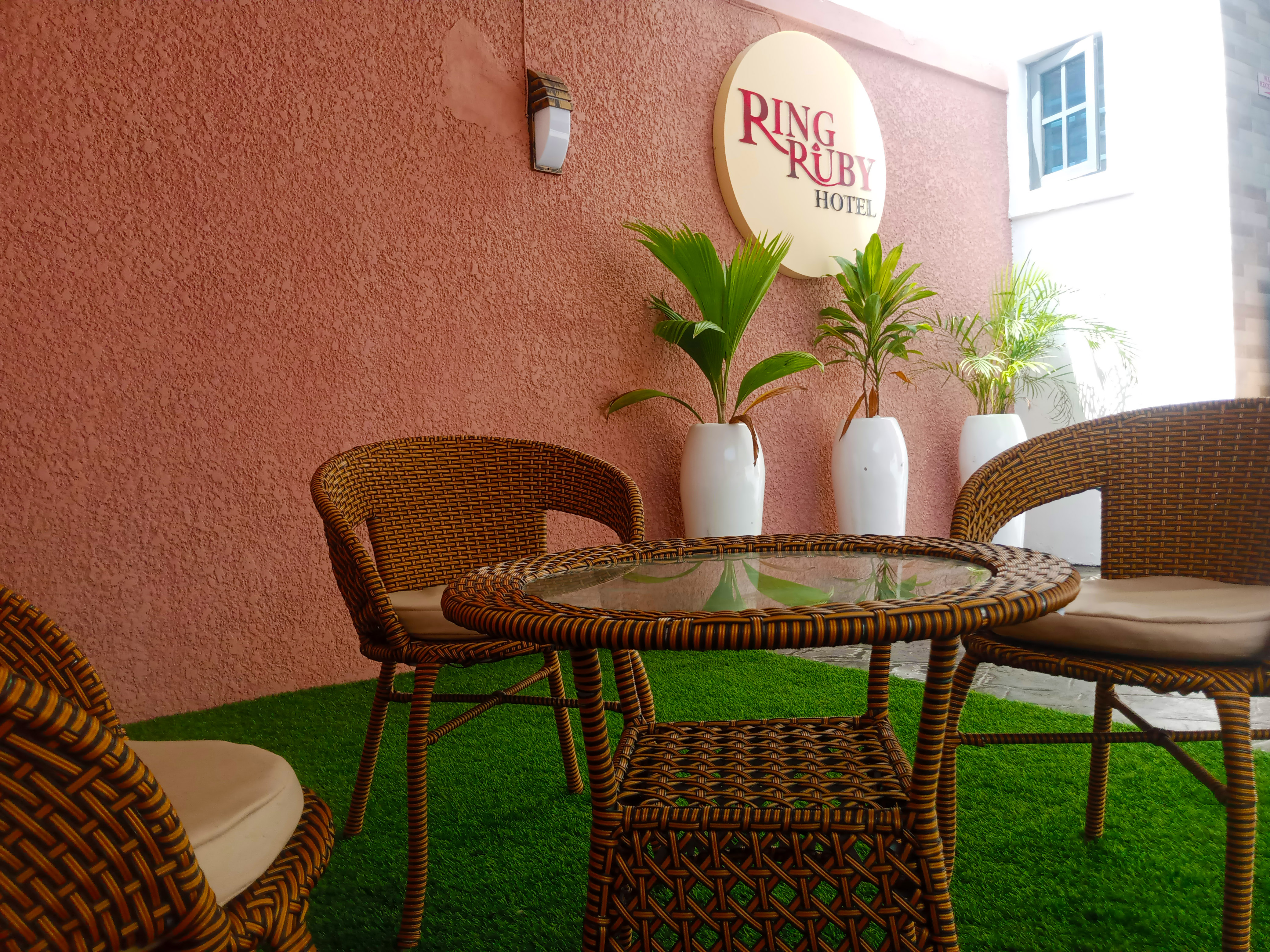 Ringruby Hotel, Eso Close