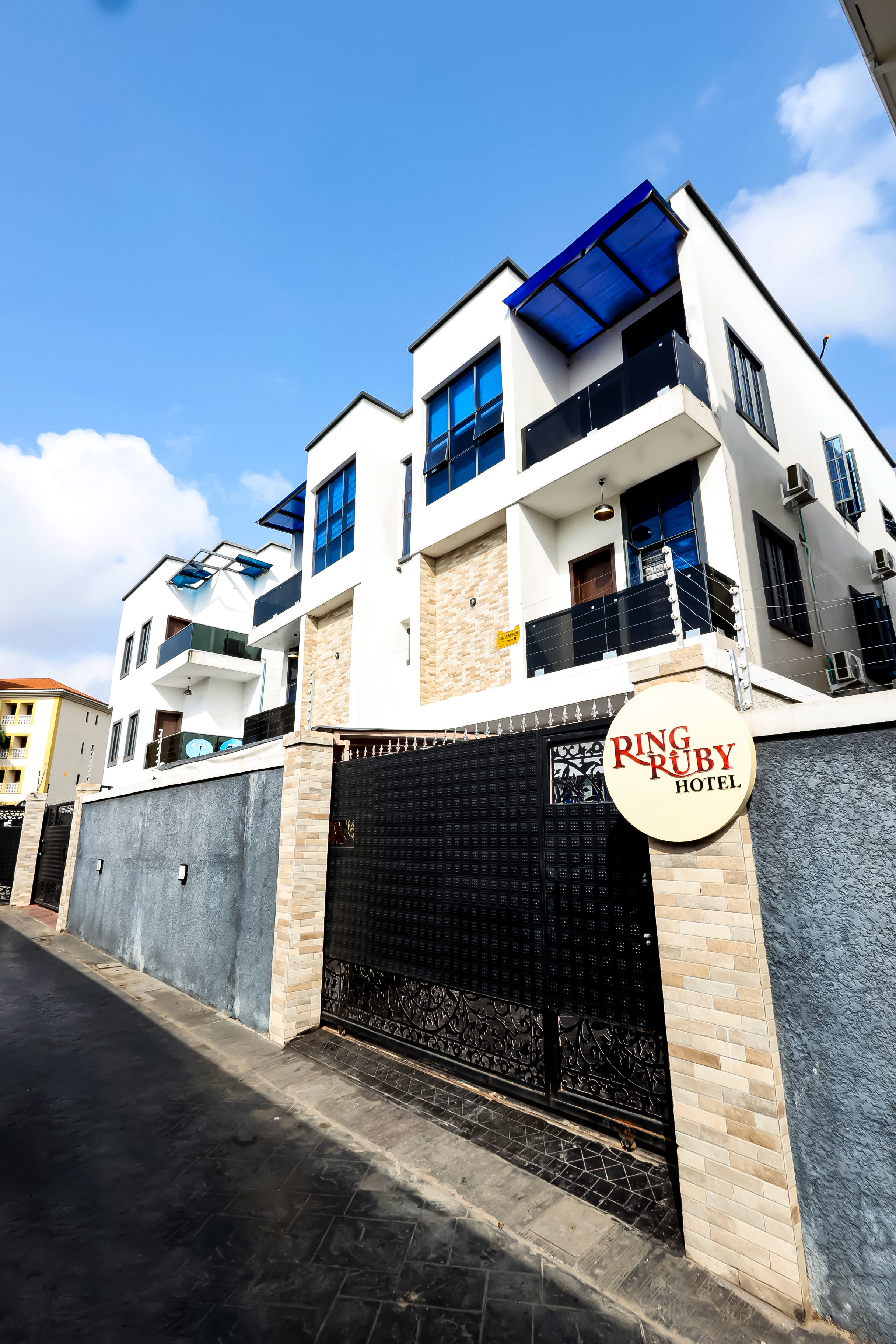 Ringruby Hotel, Eso Close